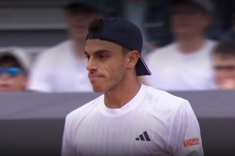 Francisco Cerúndolo celebrando un punto en el Masters 1000 de Roma sobre polvo de ladrillo