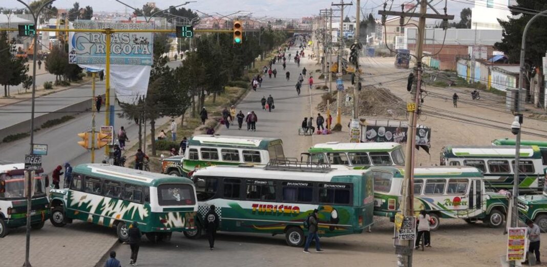 Manifestantes en las calles de La Paz durante los bloqueos