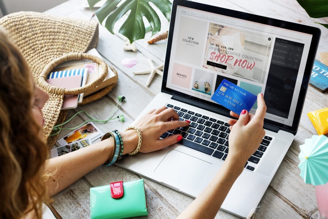 Persona usando la aplicación de Shopee en un celular