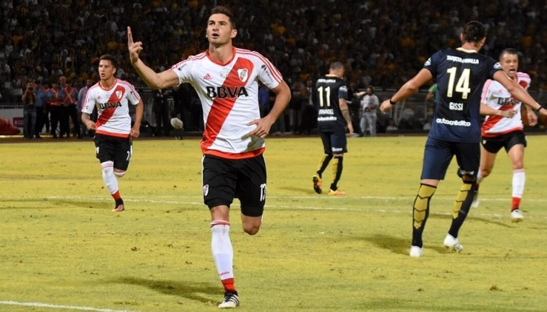 Escudos de River Plate y Rosario Central enfrentados
