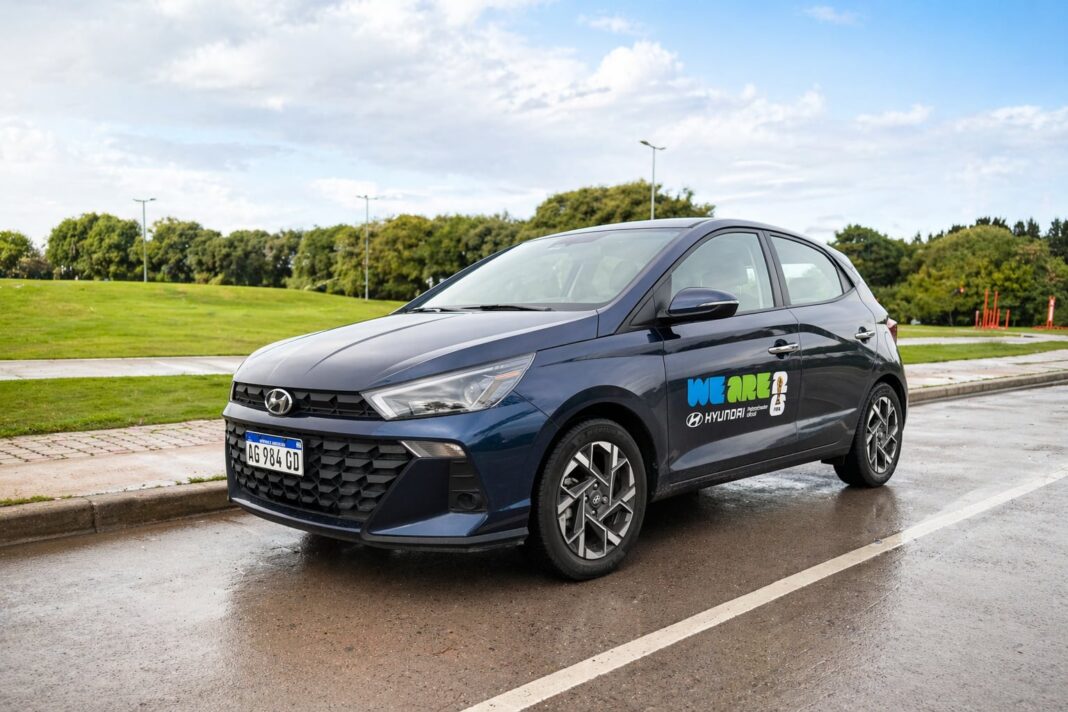 Hyundai HB20 Platinum Safety 2026 en vista frontal, color gris