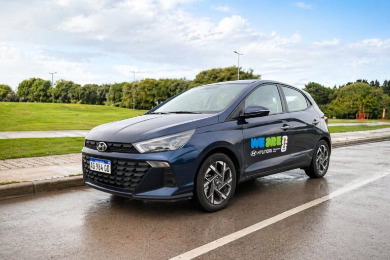 Hyundai HB20 Platinum Safety 2026 en vista frontal, color gris