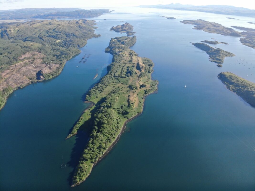 Vista aérea de la isla Eilean Righ en Escocia con vegetación y construcciones