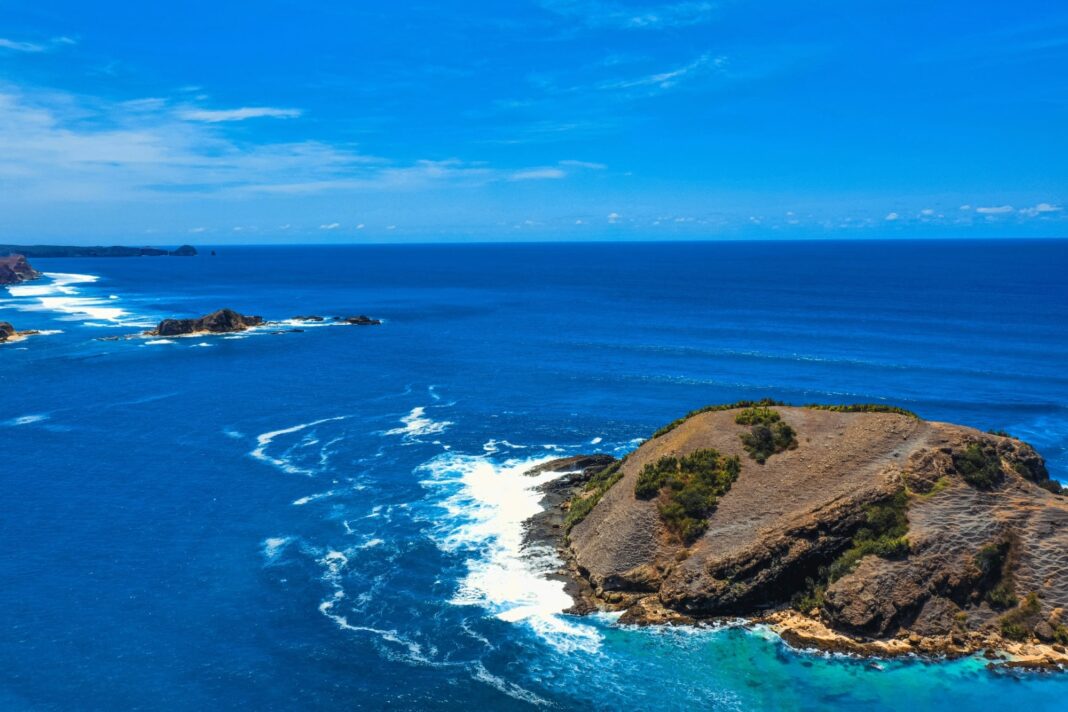 Isla Kanehunamoku al amanecer en el horizonte del océano