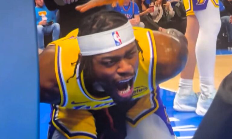 Jarred Vanderbilt lesionado en la cancha durante el partido Lakers vs Thunder