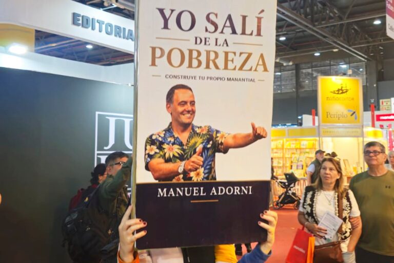Manifestantes con pancartas y megáfonos recorren los pasillos de la Feria del Libro