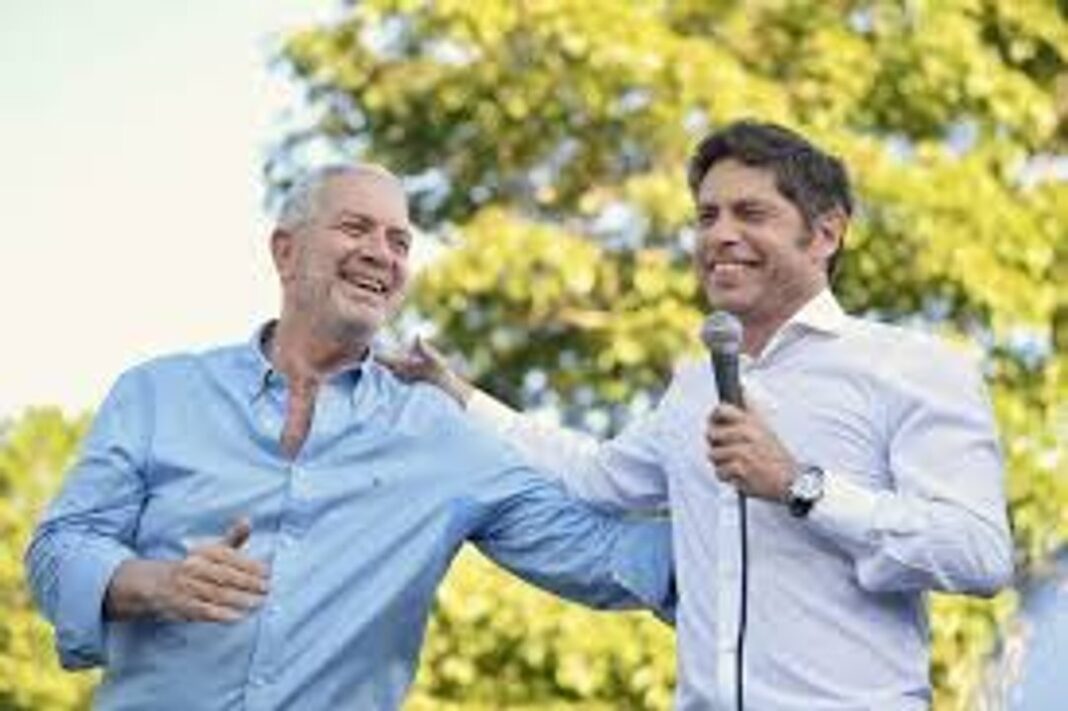 Axel Kicillof y Julio Alak en el Teatro Coliseo Podestá durante la inauguración del curso de formación política