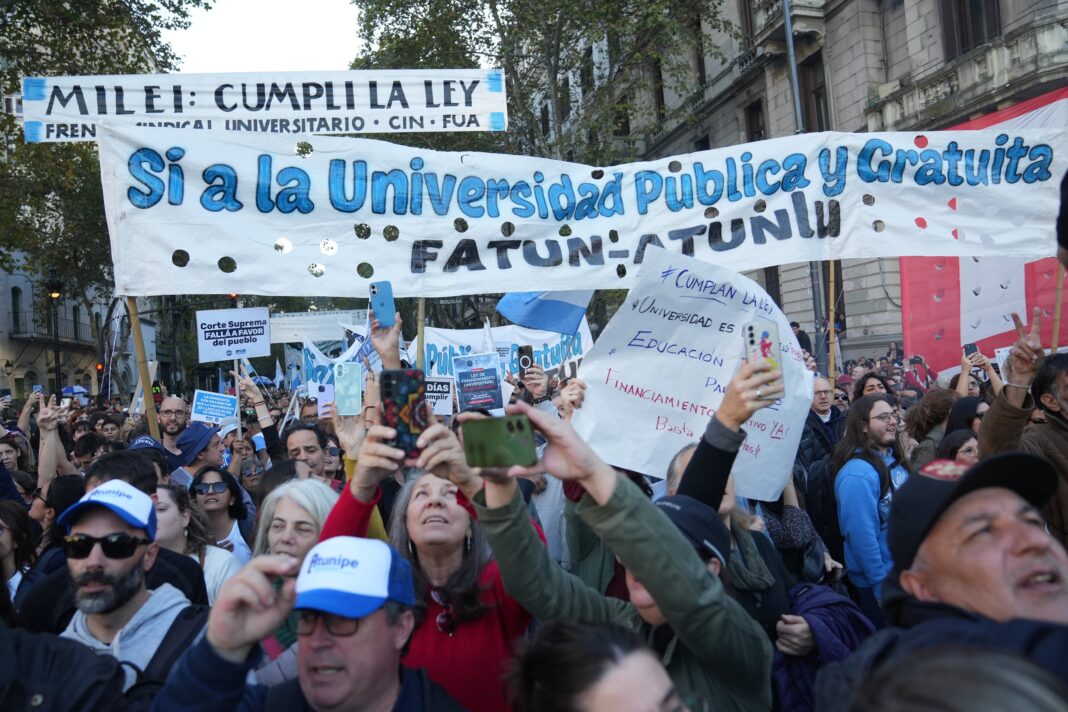 Manifestantes universitarios marchando con carteles