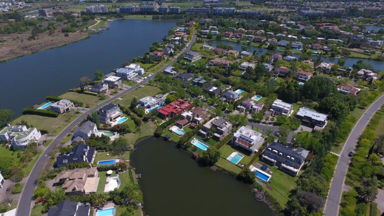 Vista aérea de un barrio cerrado con lagunas y áreas verdes en el Gran Buenos Aires