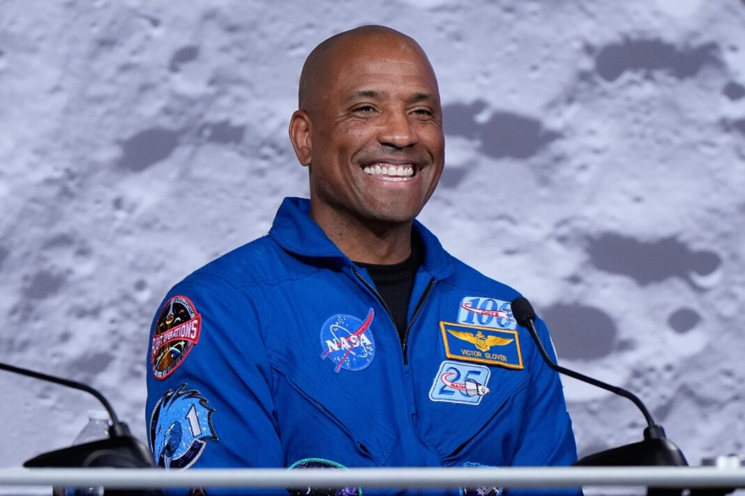Astronautas de la misión Artemis II dentro de la cápsula Orión durante el sobrevuelo de la Luna