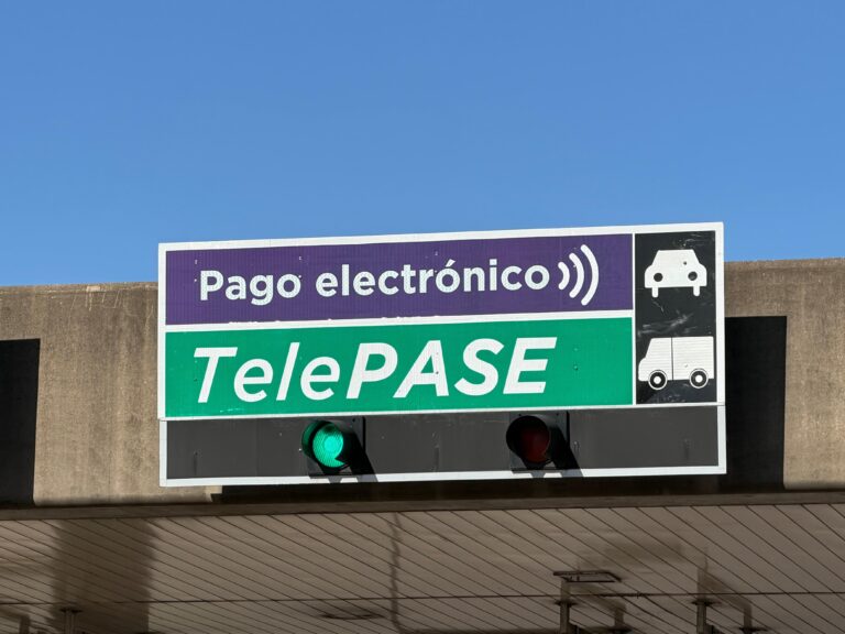 Cabina de peaje con señalización violeta de pago electrónico en Acceso Norte