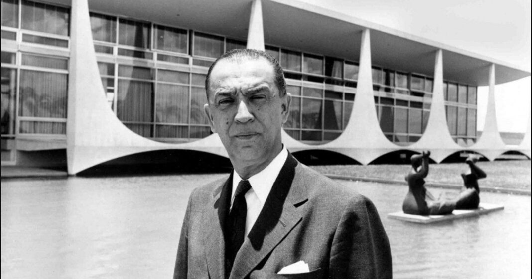 Retrato de Juscelino Kubitschek, expresidente de Brasil, frente al Memorial JK en Brasilia