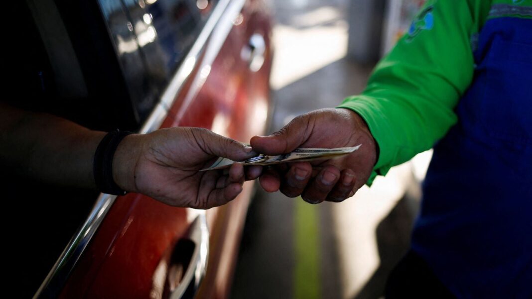 Surtidor de gasolina en una estación de servicio en Jalisco