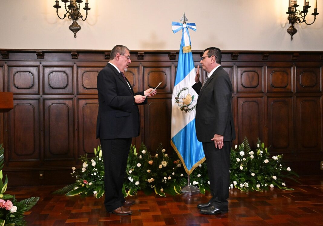 Gabriel Estuardo García Luna juramentado como fiscal general de Guatemala por el presidente Bernardo Arévalo