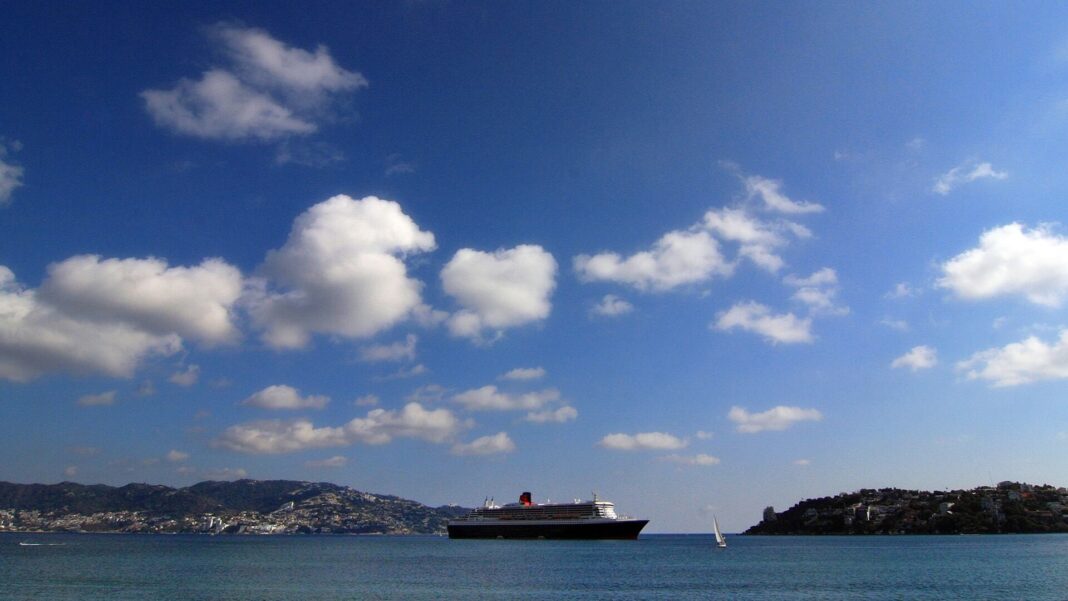 Vista panorámica de la playa de Acapulco de Juárez con cielo nublado
