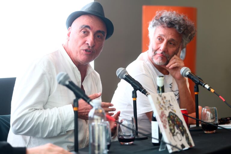 Rep y Fito Páez durante la presentación de Charly absoluto en la Feria del Libro