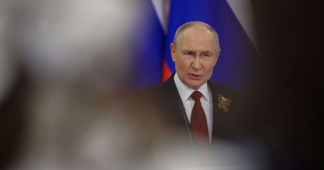 Mapa de Ucrania y Rusia con símbolos de conflicto bélico